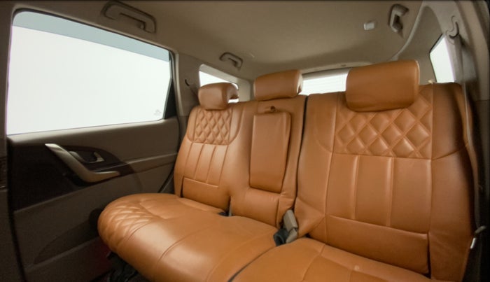 2013 Mahindra XUV500 W8, Diesel, Manual, 98,601 km, Right Side Rear Door Cabin