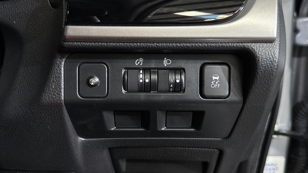 2016 Subaru Forester 2.5i-l, Automatic, 53010 km, Utility Switches/Buttons