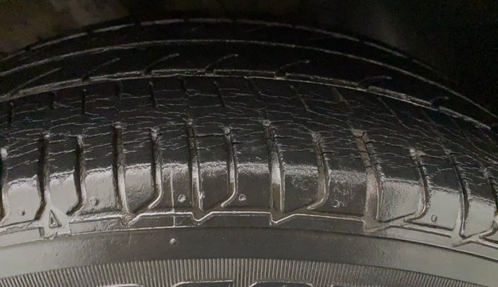 2015 Hyundai Elite i20 MAGNA 1.2, Petrol, Manual, 27,500 km, Left Front Tyre Tread