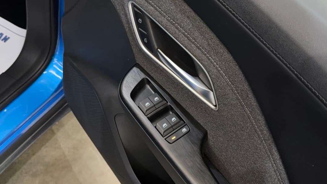 2025 MG ZS Excite, Automatic, 9640 km, Drivers Side Door Panel Controls