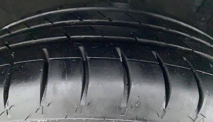 2013 Maruti Ertiga VXI, Petrol, Manual, 47,009 km, Right Front Tyre Tread