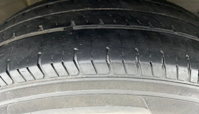 2017 Maruti Dzire LDI, Diesel, Manual, 91,507 km, Right Front Tyre Tread