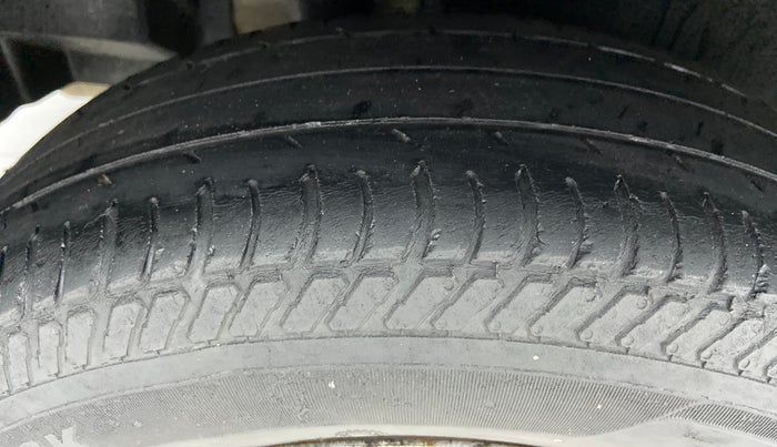 2017 Maruti Dzire LDI, Diesel, Manual, 91,507 km, Right Rear Tyre Tread