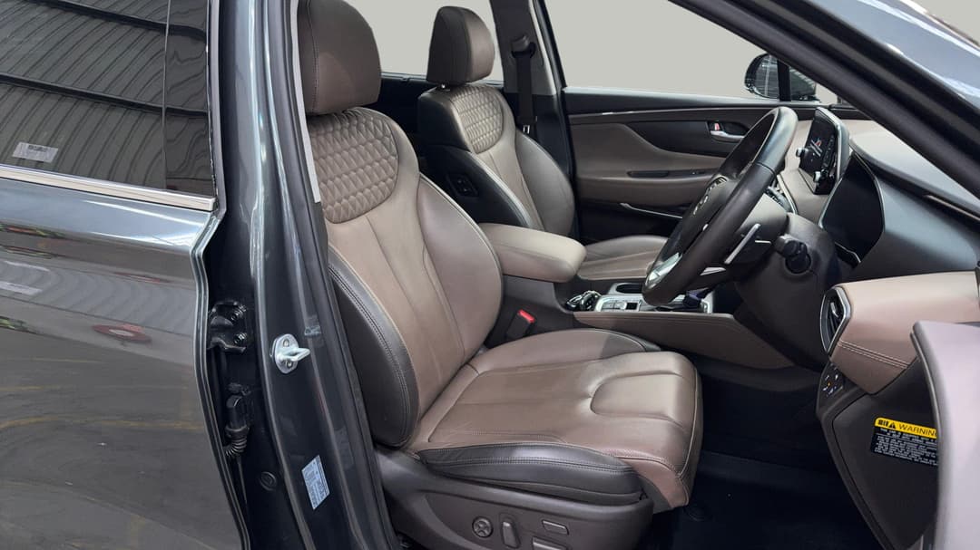2018 Hyundai Santa Fe Highlander Crdi Satin AWD, Automatic, 62728 km, Right Side Front Door Cabin View