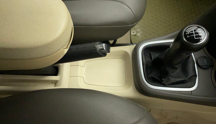 2011 Volkswagen Vento HIGHLINE 1.6 MPI, Petrol, Manual, 47,470 km, Gear Lever