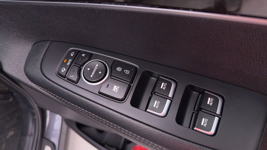 2017 Kia Sorento Platinum (4x4), Automatic, 103503 km, Drivers Side Door Panel Controls
