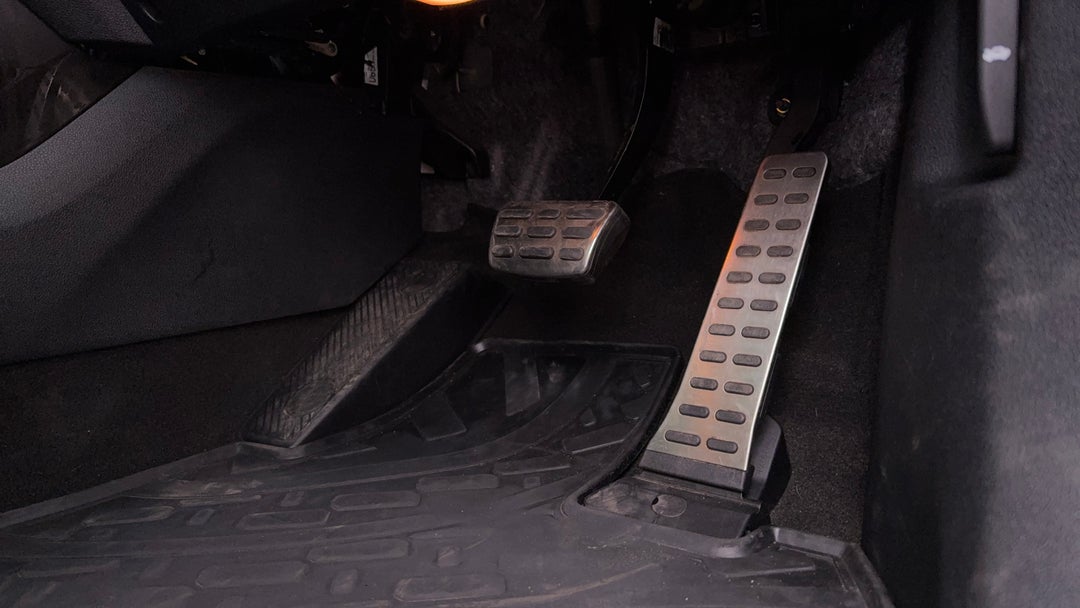 2017 Kia Sorento Platinum (4x4), Automatic, 103503 km, Pedals and Footmat