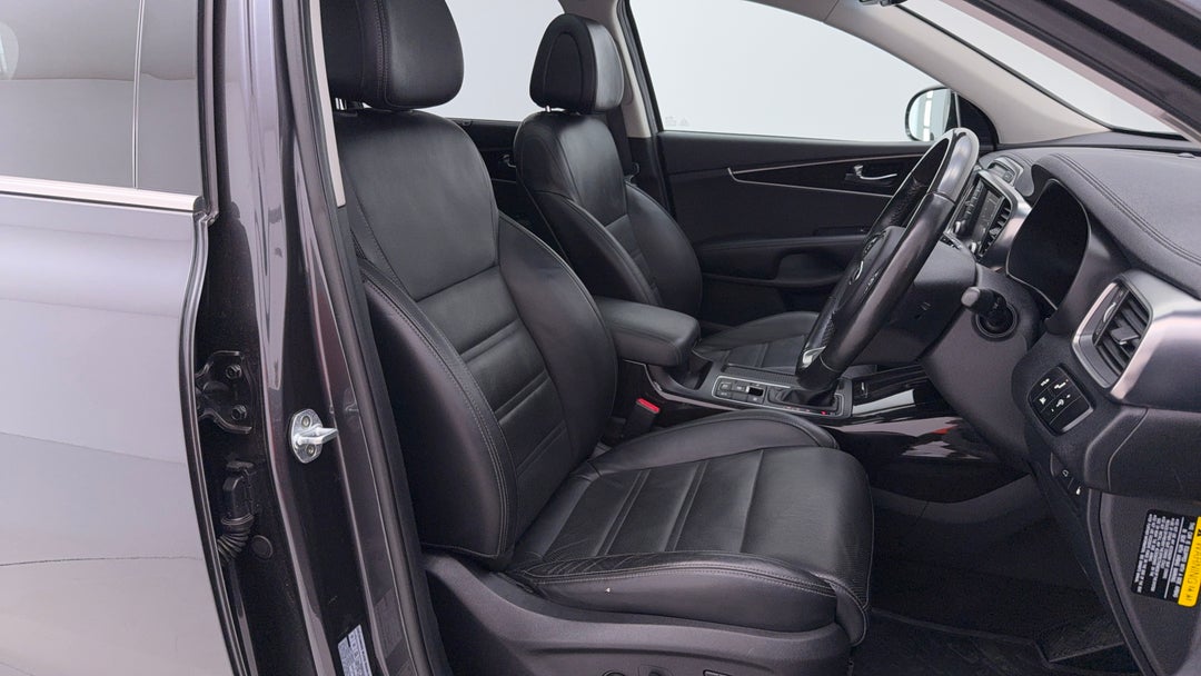 2017 Kia Sorento Platinum (4x4), Automatic, 103503 km, Right Side Front Door Cabin View
