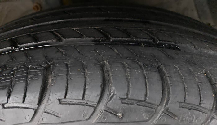 2014 Maruti Ertiga VXI CNG, CNG, Manual, 1,05,177 km, Right Front Tyre Tread