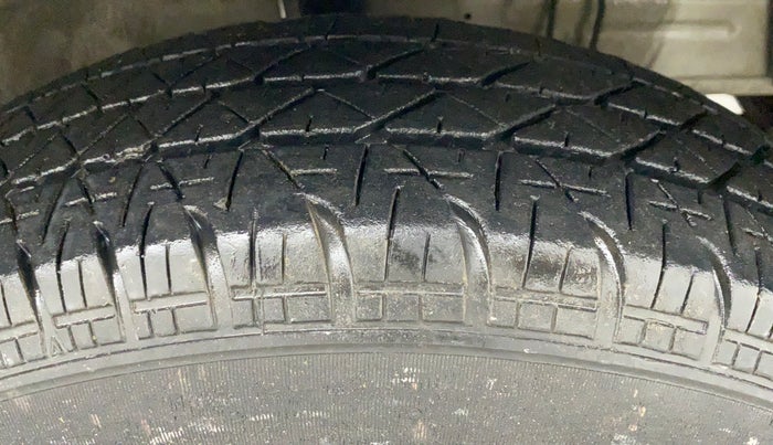 2015 Maruti Swift LXI (O), Petrol, Manual, 62,617 km, Right Front Tyre Tread