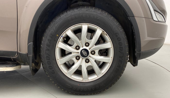 2018 Mahindra XUV500 W9, Diesel, Manual, 42,911 km, Right Front Wheel