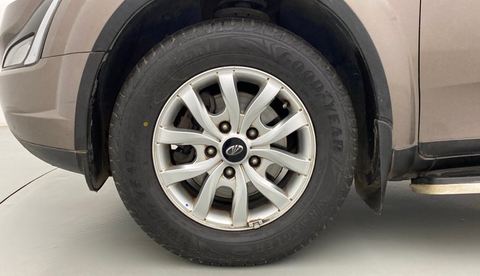 2018 Mahindra XUV500 W9, Diesel, Manual, 42,911 km, Left Front Wheel