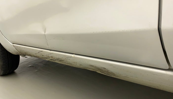 2011 Maruti Ritz VXI, Petrol, Manual, 1,06,726 km, Left running board - Minor scratches