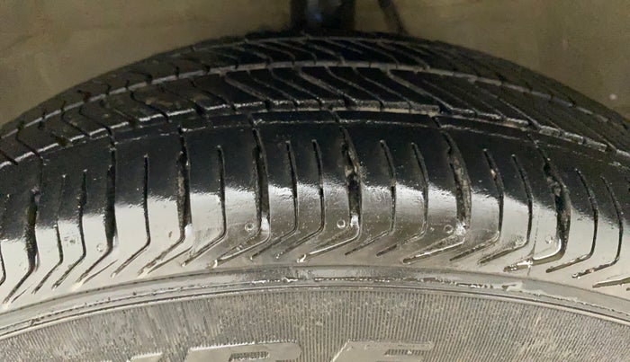 2011 Maruti Ritz VXI, Petrol, Manual, 1,06,726 km, Left Front Tyre Tread