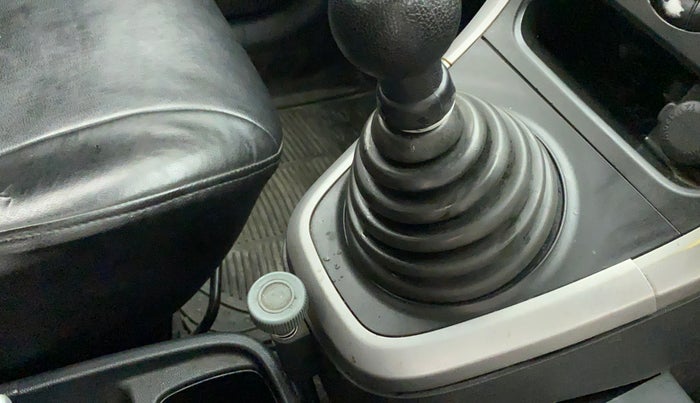 2011 Maruti Ritz VXI, Petrol, Manual, 1,06,726 km, Gear lever - Boot cover slightly torn
