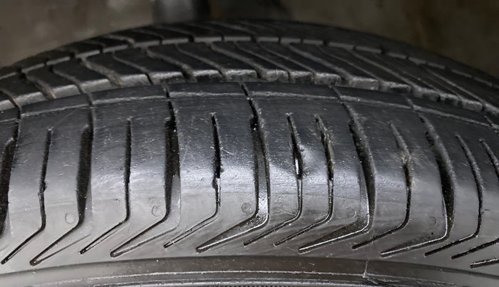 2014 Maruti Ritz VXI, Petrol, Manual, 82,506 km, Left Front Tyre Tread