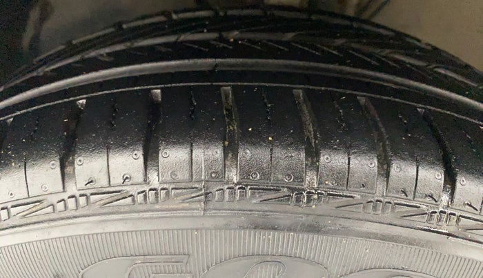 2016 Volkswagen Ameo HIGHLINE 1.2, Petrol, Manual, 15,601 km, Left Front Tyre Tread