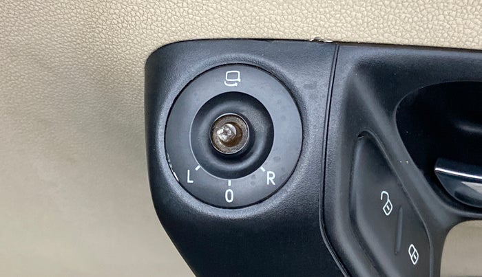 2016 Skoda Rapid 1.5 TDI MT AMBITION, Diesel, Manual, 72,660 km, Left rear-view mirror - ORVM switch has minor damage