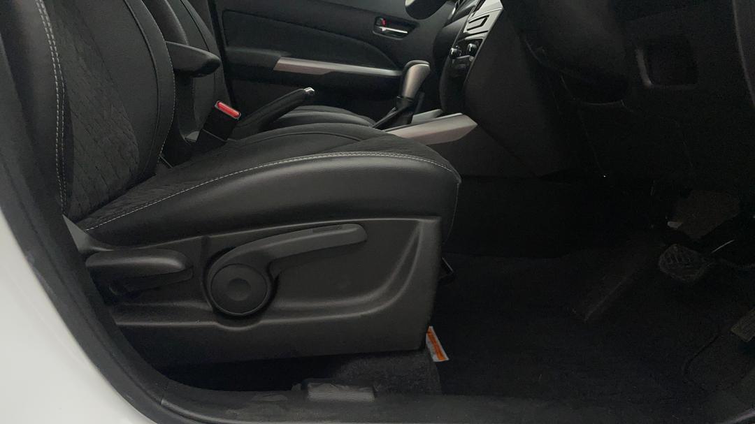 2023 Suzuki Vitara Turbo, Automatic, 4733 km, Drivers Side Adjustment Panel