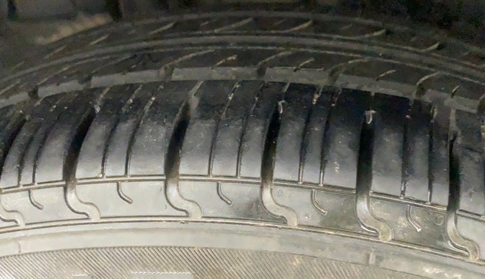 2015 Maruti Ertiga VXI, Petrol, Manual, 86,010 km, Right Rear Tyre Tread