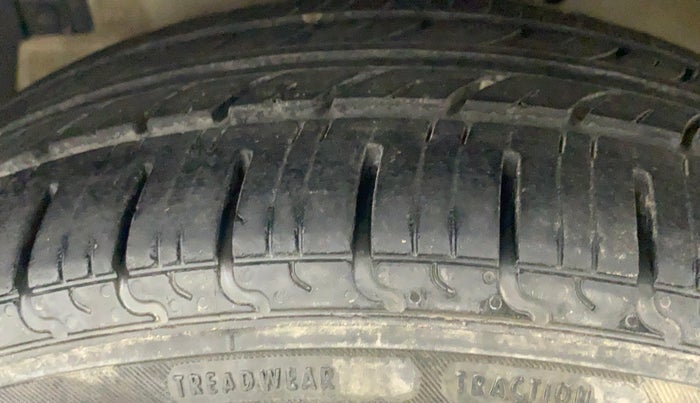 2015 Maruti Ertiga VXI, Petrol, Manual, 86,010 km, Left Front Tyre Tread
