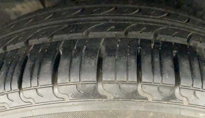 2015 Maruti Ertiga VXI, Petrol, Manual, 86,010 km, Right Front Tyre Tread