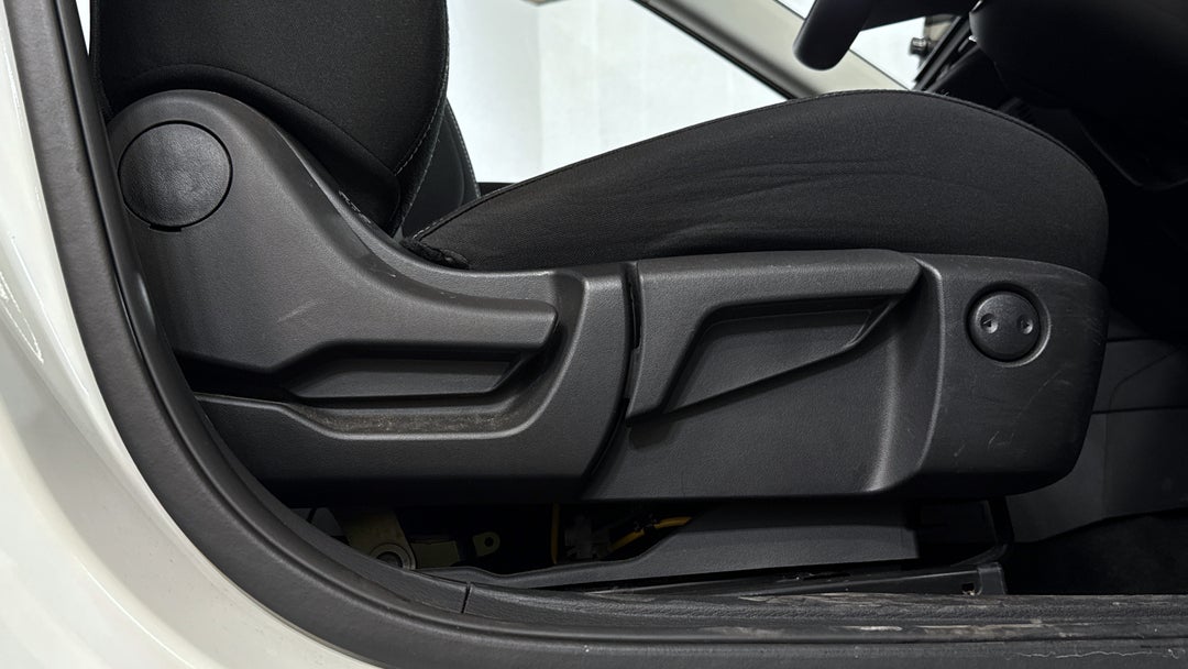 2024 Mitsubishi Outlander Es 7 Seat (2WD), Automatic, 51292 km, Drivers Side Adjustment Panel