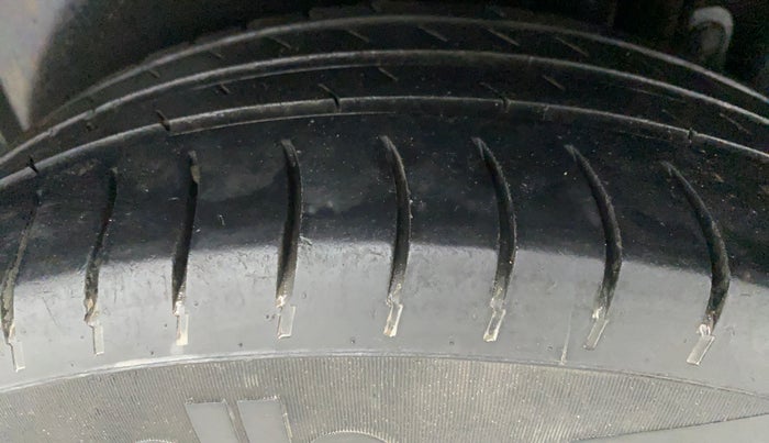 2017 Maruti Ertiga VXI ABS, Petrol, Manual, 99,818 km, Left Rear Tyre Tread