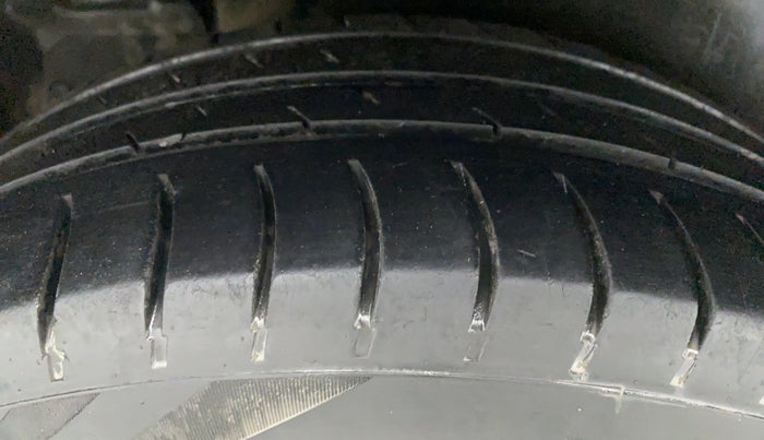 2017 Maruti Ertiga VXI ABS, Petrol, Manual, 99,818 km, Right Rear Tyre Tread