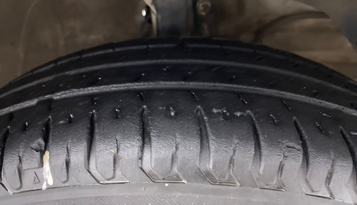 2019 Maruti Swift LXI D, Petrol, Manual, 35,166 km, Right Front Tyre Tread