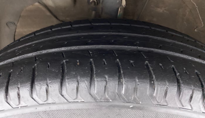 2019 Maruti Swift LXI D, Petrol, Manual, 35,166 km, Left Front Tyre Tread