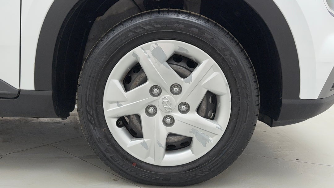 2020 Hyundai Venue Go, Automatic, 62610 km, Right Front Wheel