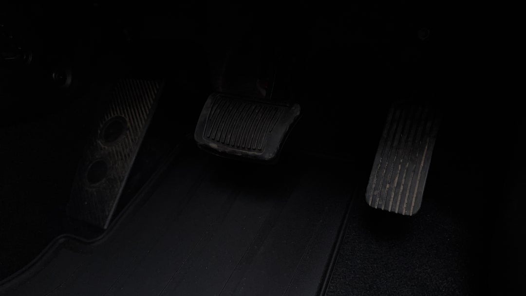 2020 Hyundai Venue Go, Automatic, 62610 km, Pedals and Footmat