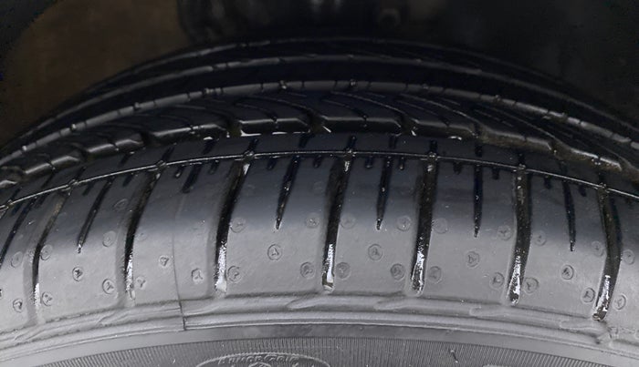2018 Skoda Rapid STYLE 1.6 MPI MT, Petrol, Manual, 81,941 km, Right Front Tyre Tread