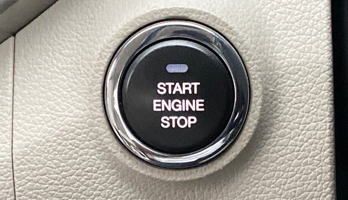 2020 Mahindra XUV300 W8(O), Diesel, Manual, 33,254 km, Keyless Start/ Stop Button