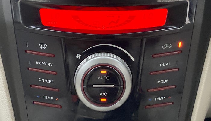 2019 Mahindra XUV300 W8 DIESEL MT, Diesel, Manual, 29,363 km, Automatic Climate Control