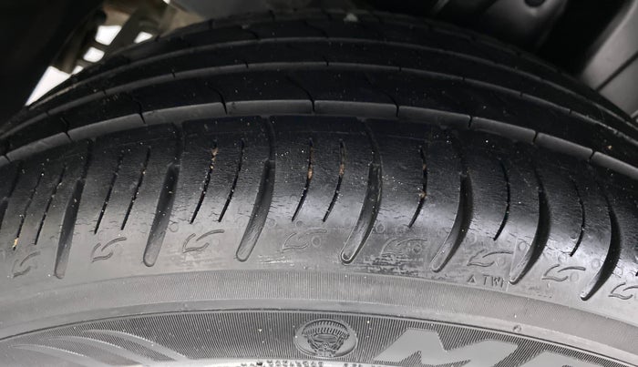 2019 Mahindra XUV300 W8 DIESEL MT, Diesel, Manual, 29,363 km, Right Rear Tyre Tread