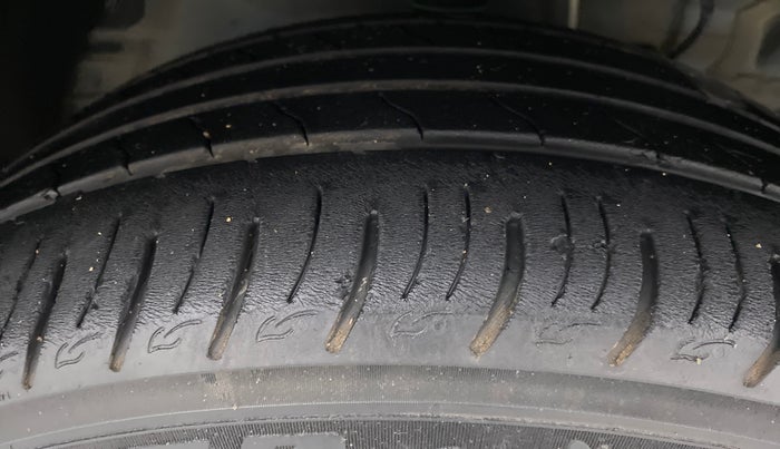 2019 Mahindra XUV300 W8 DIESEL MT, Diesel, Manual, 29,363 km, Right Front Tyre Tread