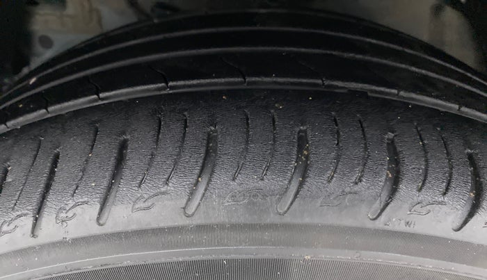 2019 Mahindra XUV300 W8 DIESEL MT, Diesel, Manual, 29,363 km, Left Front Tyre Tread