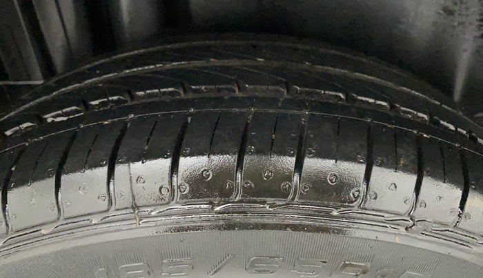 2016 Maruti Swift ZXI, Petrol, Manual, 68,781 km, Right Rear Tyre Tread