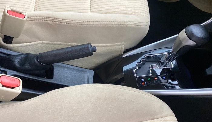 2018 Toyota YARIS V CVT, Petrol, Automatic, 23,280 km, Gear Lever