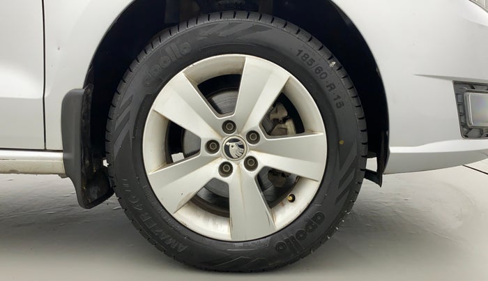 2017 Skoda Rapid 1.6 MPI STYLE AT, Petrol, Automatic, 36,421 km, Right Front Wheel