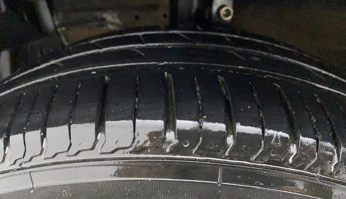 2017 Maruti Swift ZXI, Petrol, Manual, 61,718 km, Left Front Tyre Tread