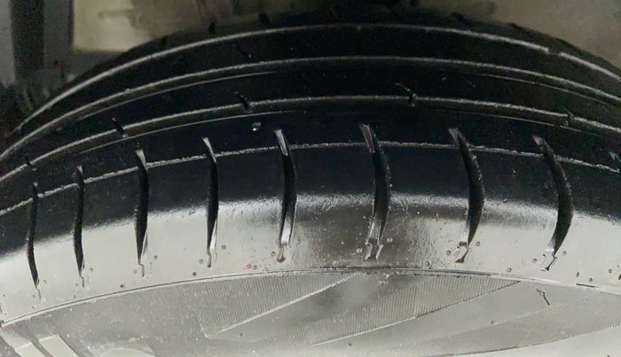 2015 Maruti Swift VXI D, CNG, Manual, 1,33,652 km, Left Front Tyre Tread