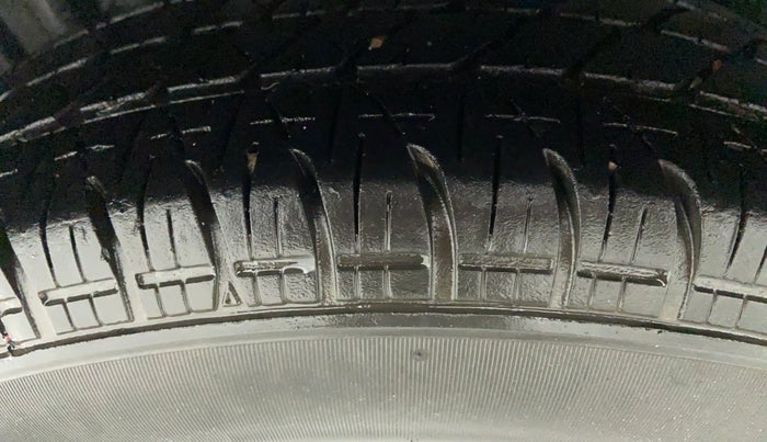 2015 Maruti Swift VXI D, CNG, Manual, 1,33,652 km, Right Rear Tyre Tread