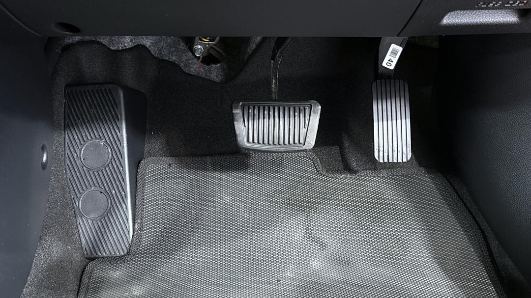 2022 Kia Stonic Sport, Automatic, 10150 km, Pedals and Footmat
