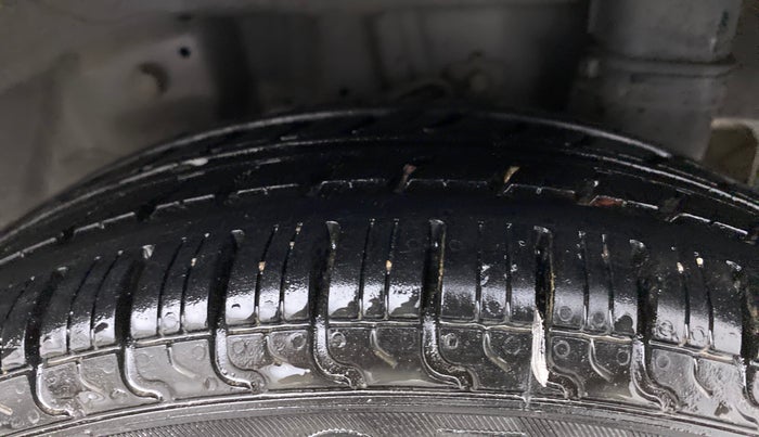 2015 Hyundai Eon MAGNA +, Petrol, Manual, 63,111 km, Left Rear Tyre Tread