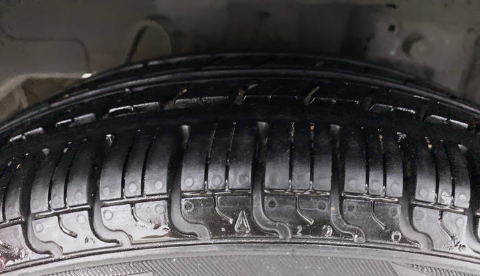 2015 Hyundai Eon MAGNA +, Petrol, Manual, 63,111 km, Right Rear Tyre Tread
