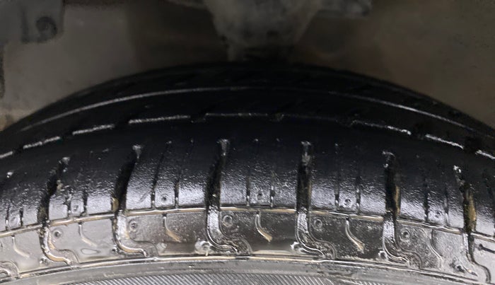 2015 Hyundai Eon MAGNA +, Petrol, Manual, 63,111 km, Left Front Tyre Tread