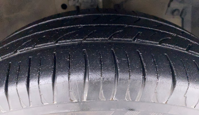 2013 Maruti Swift ZDI, Diesel, Manual, 1,00,063 km, Right Front Tyre Tread